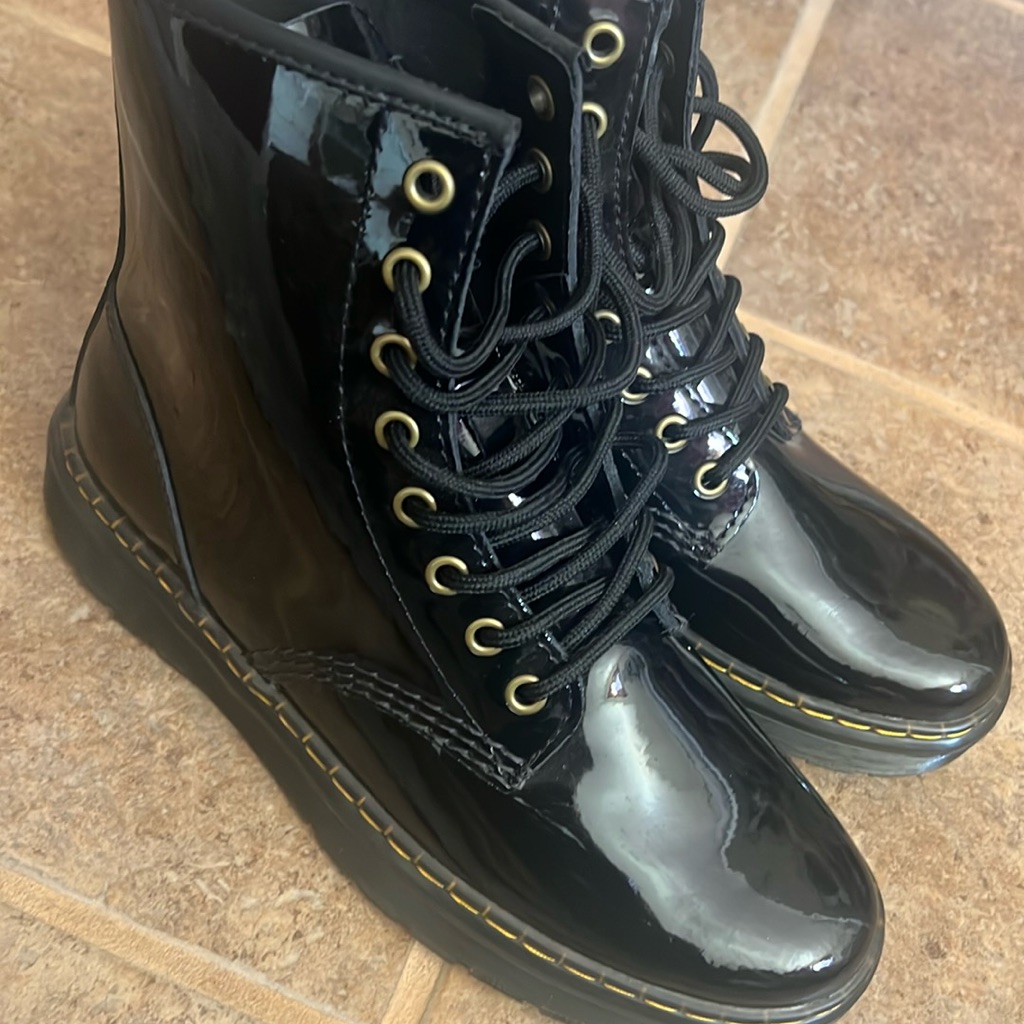 Brand New Dr Martens Sz 39